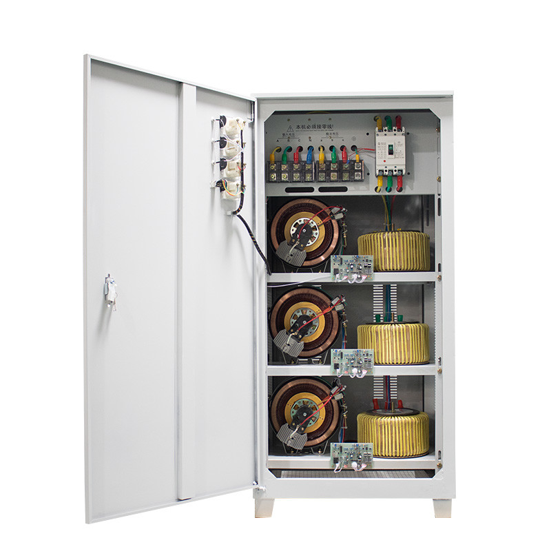 90KVA 3相電圧安定器 レーザー切断機械のためのセルボモーター技術付き自動電圧調節器